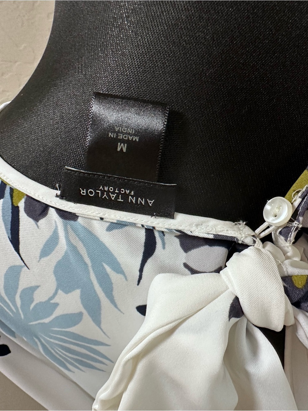 Ann Taylor Factory White Boatneck Top with Light Blue & Navy Floral Print - Picture 5 of 7